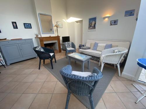 un salon avec des chaises et un canapé dans l'établissement La maison des Boutons d Or, à Sainte-Marie de Ré