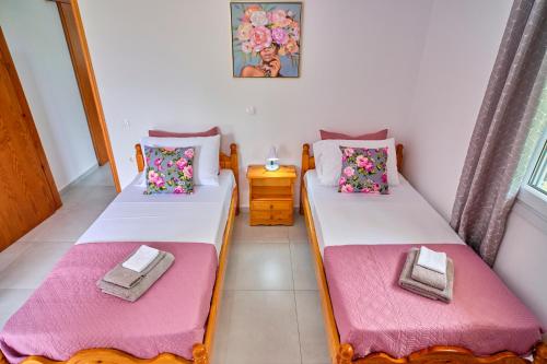 Ένα ή περισσότερα κρεβάτια σε δωμάτιο στο Stacys Apartments near Sidari