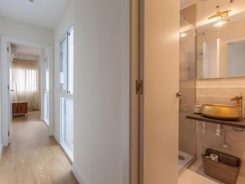 セビリアにあるLanza Tranquilo y acogedorの洗面台と鏡のあるバスルーム