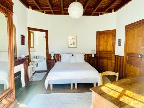 1 dormitorio con 1 cama y lavamanos. en Villa bauloise d'exception plage Benoît, en La Baule