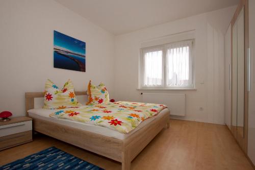 een slaapkamer met een bed en een raam bij Roßtrappensicht in Thale