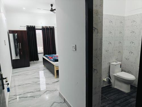 Ένα μπάνιο στο Non AC Room With Shared lounge