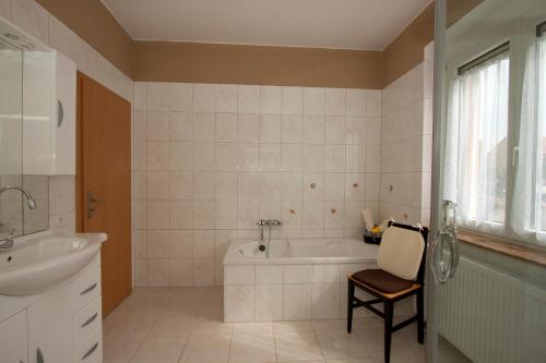 een badkamer met een bad en een wastafel bij Roßtrappensicht in Thale