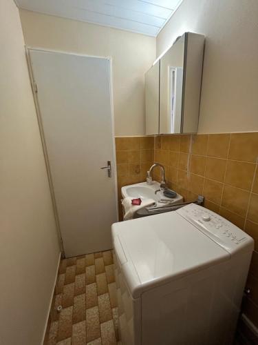 une petite salle de bain avec toilettes et lavabo dans l'établissement L'Escapade de Jules, au Cap d'Agde