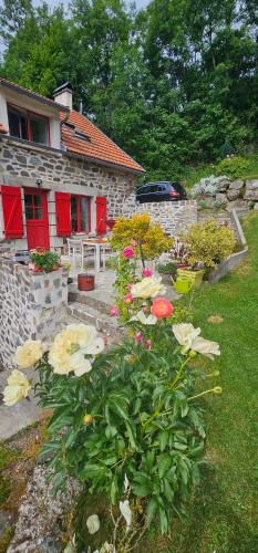 a garden with flowers in front of a house at un petit coin paisible in Le Monteil