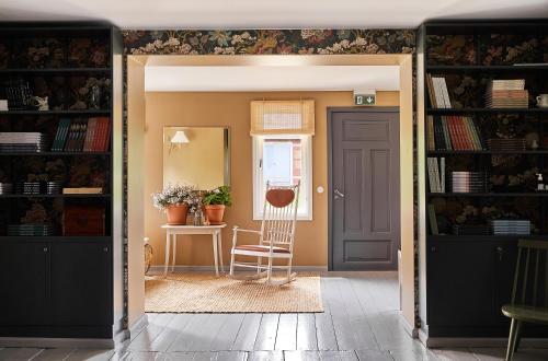 a room with a blue door and a table and a chair at Stay North Matri House Liisa in Mathildedal