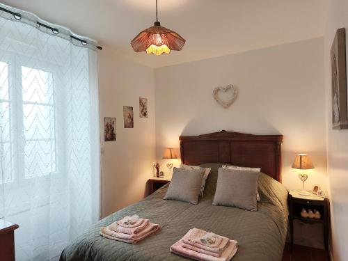 a bedroom with a bed with two towels on it at Gîte Chez Renée in Azay-le-Ferron