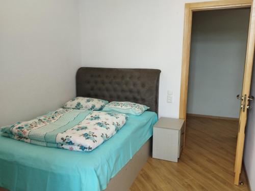 Ένα ή περισσότερα κρεβάτια σε δωμάτιο στο Two bedroom apartment Mikheil