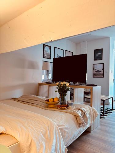 Postel nebo postele na pokoji v ubytování Charming studio, bright, central, quiet