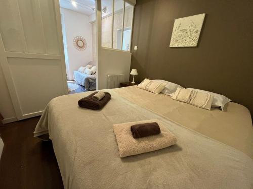 - une chambre avec 2 serviettes assises sur un lit dans l'établissement Le Poitevin Garden View Center31, à Niort