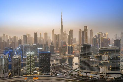 Luxury 1BR apt with Burj Khalifa, Canal View Pool Gym Near Dubai Mall