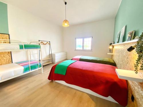 a bedroom with two bunk beds in a room at Villa Rio in Praia do Ribatejo