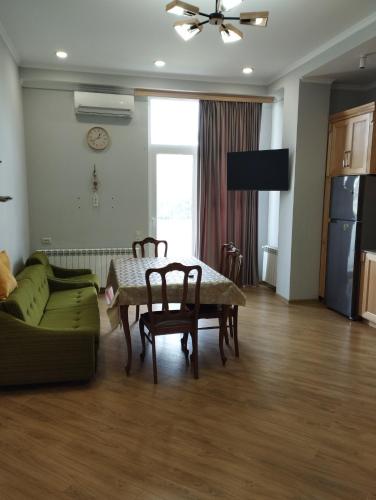 Posezení v ubytování Two bedroom apartment Mikheil