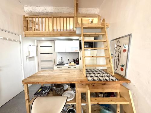 Cette chambre comprend une mezzanine et une cuisine. dans l'établissement A OT Malonat 2 - Old Town Promenade des Anglai, à Nice