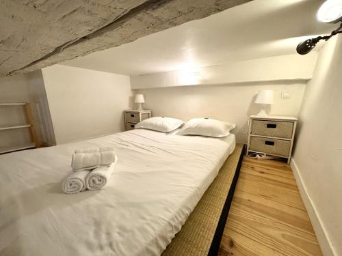 une chambre avec un grand lit blanc avec des serviettes dessus dans l'établissement A OT Malonat 2 - Old Town Promenade des Anglai, à Nice