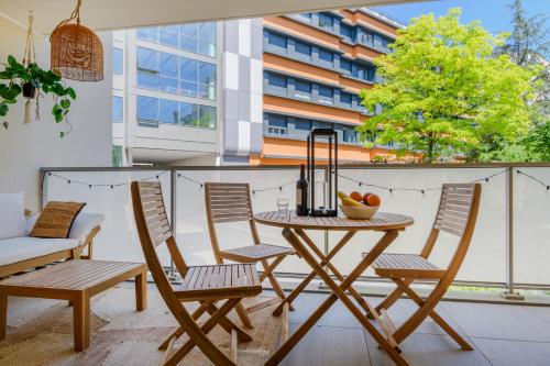 un patio avec une table et des chaises sur un balcon dans l'établissement Paris West Elegant residence, à Suresnes