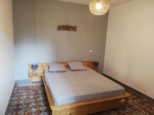 une chambre avec un lit dans une pièce dans l'établissement Gîte Lou Cagnard au coeur des gorges de l'Ardèche, à Saint Alban Auriolles