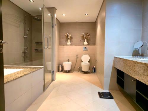 Koupelna v ubytování Palm Escape Beachfront 1BR in Royal Amwaj Burj View & Private Balcony