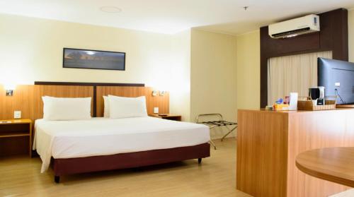 En eller flere senge i et værelse på Comfort Hotel Taguatinga