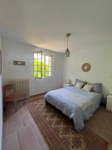 Ένα ή περισσότερα κρεβάτια σε δωμάτιο στο Maison au bord de l'Aven, 10min à pied de Pont-Aven