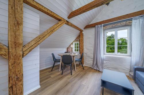 a dining room in a tiny house with a table and chairs at H7 Stuudiokodud- SELF CHECK-IN in Viljandi