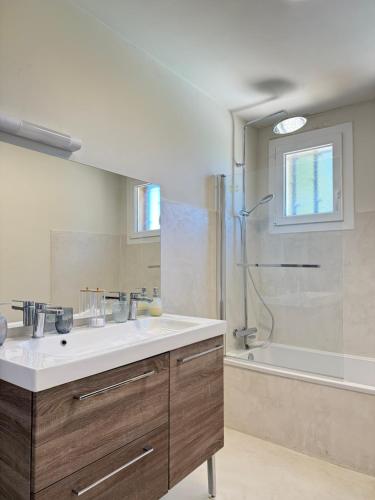 une salle de bain avec un lavabo et une douche dans l'établissement La Villa de Marius, à Arles