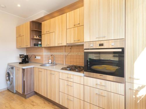Η κουζίνα ή μικρή κουζίνα στο Apartamentai Auksinės Bangos - Free parking - Central getaway