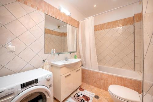 Ένα μπάνιο στο Tony Cosy new apartment near Pontikonisi - Parking