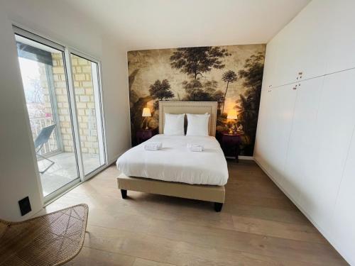 une chambre avec un lit et un tableau au mur dans l'établissement Appartement T3 Mer Parking Conciergerie, à Bandol