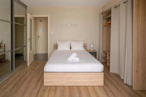 une chambre avec un lit blanc dans une pièce dans l'établissement Le Monte Carlo, à Antibes