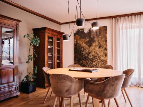 a dining room with a table and chairs at TAUROA G'Schlössl Murtal in Großlobming