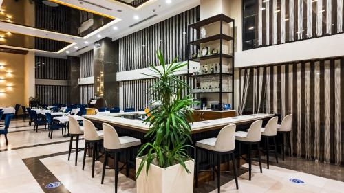 een restaurant met een lange bar en stoelen bij ANGEL'S PARK HOTEL in Denizli