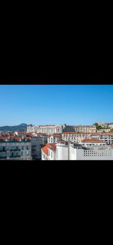 Vue d'une ville avec des bâtiments en arrière-plan dans l'établissement Superbe 2 Pièces avec balcons !, à Nice