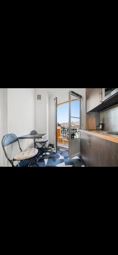 Il dispose d'un balcon et d'une cuisine avec une table et des chaises. dans l'établissement Superbe 2 Pièces avec balcons !, à Nice