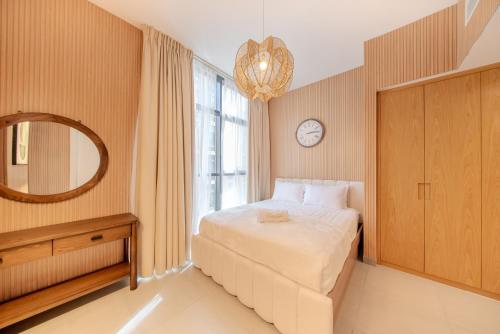 En eller flere senge i et værelse på 1BR Poolview Home - Sleeps 4 - 2WCs - Workstation