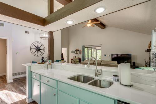 cocina con fregadero y espejo grande en Osage Beach Home with Private Hot Tub Near Lake!, en Osage Beach