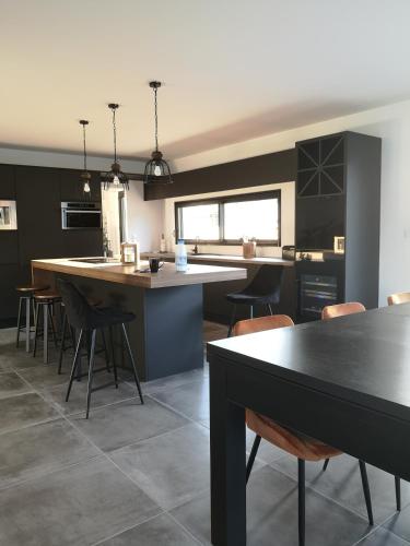 une cuisine avec une table et quelques chaises dans l'établissement Bassin d'Arcachon maison cozi, à La Celle-sous-Gouzon