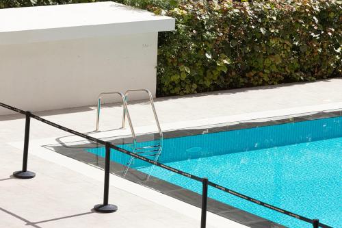 Swimmingpoolen hos eller tæt på 1BR Poolview Home - Sleeps 4 - 2WCs - Workstation