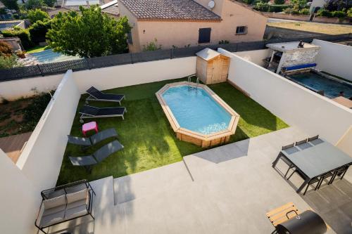 - une vue sur la cour et la piscine dans l'établissement La Blanche de Salses 15 min Beach Pool AK, à Salses-le-Chateau