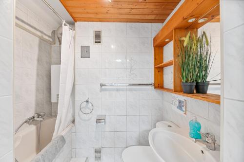 a bathroom with a sink and a tub and a toilet at PF03 Innenstadt Apartment für Monteure und Teams - NEU Monteurunterkünfte in Pforzheim - LS CrewComfort auch für weitere Unterkünfte in Pforzheim