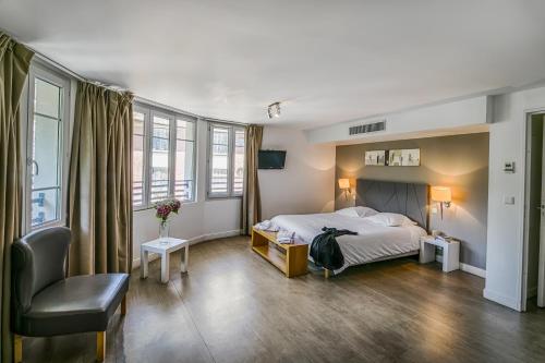 Una cama o camas en una habitación de Comfort Aparthotel Lourdes Lorda