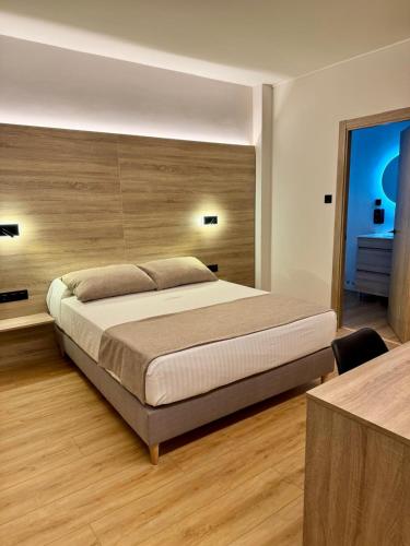 Postel nebo postele na pokoji v ubytování Miramar Suites