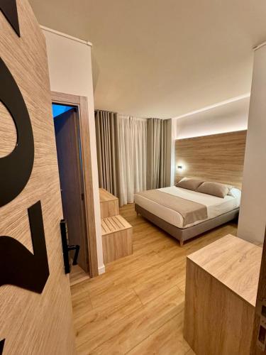 Postel nebo postele na pokoji v ubytování Miramar Suites