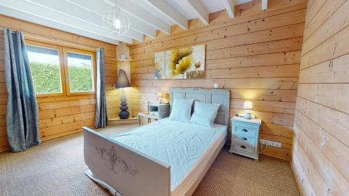 Ένα ή περισσότερα κρεβάτια σε δωμάτιο στο O Coeur du Bois