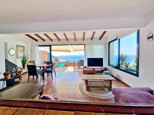 Excepcional Villa con vistas panarómacias al mar AV-81