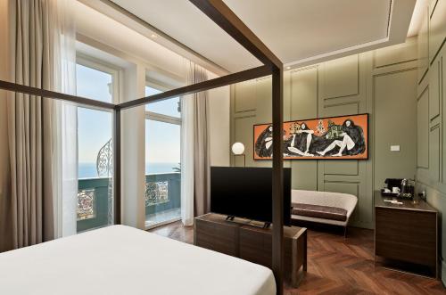 De Bonart Naples, Curio Collection By Hiltonにあるテレビまたはエンターテインメントセンター