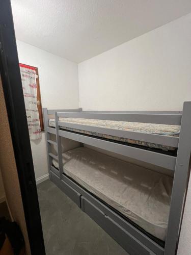 Cette petite chambre comprend des lits superposés. dans l'établissement Studio 4-6 personnes à proximité de la plage, à Argelès-sur-Mer