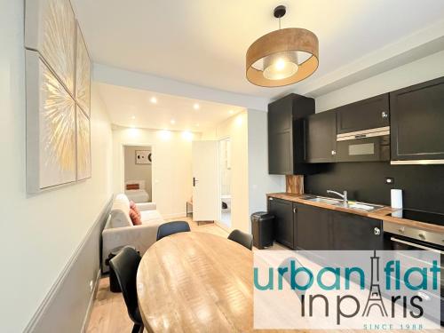 une cuisine et un salon avec une table dans une pièce dans l'établissement 07 Best Flat of Grand Boulevard, à Paris