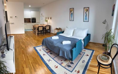 Un dormitorio con una cama y una sala de estar. en Sunrise Den Bled Apartment Where Mornings Shine, en Bled
