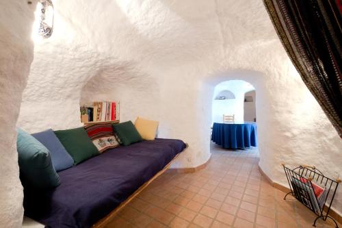 Posezení v ubytování RentitSpain Cueva Oliva, una acogedora cueva y soleado jardín